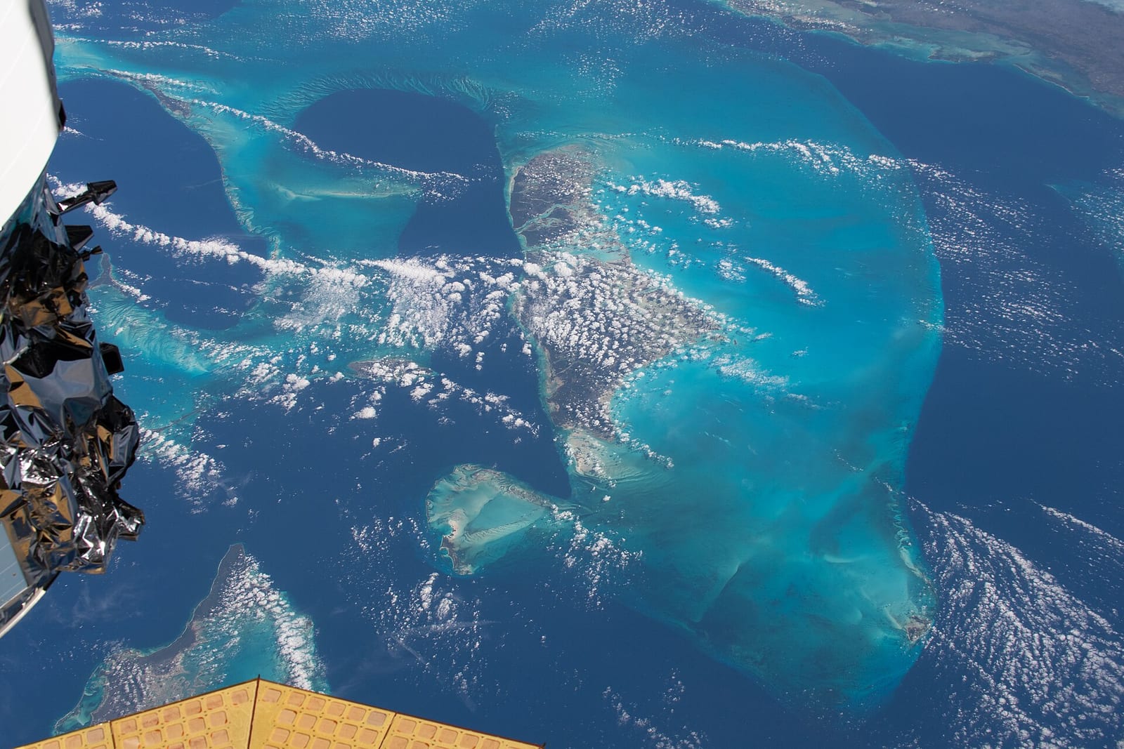 Costa oriental da Flórida: aerial view of islands and turquoise water with cloud cover