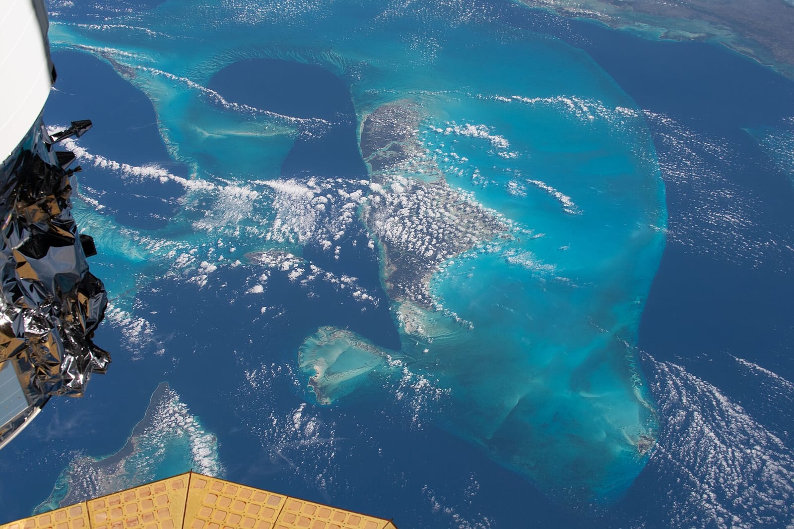 Costa oriental da Flórida: aerial view of islands and turquoise waters from aircraft window