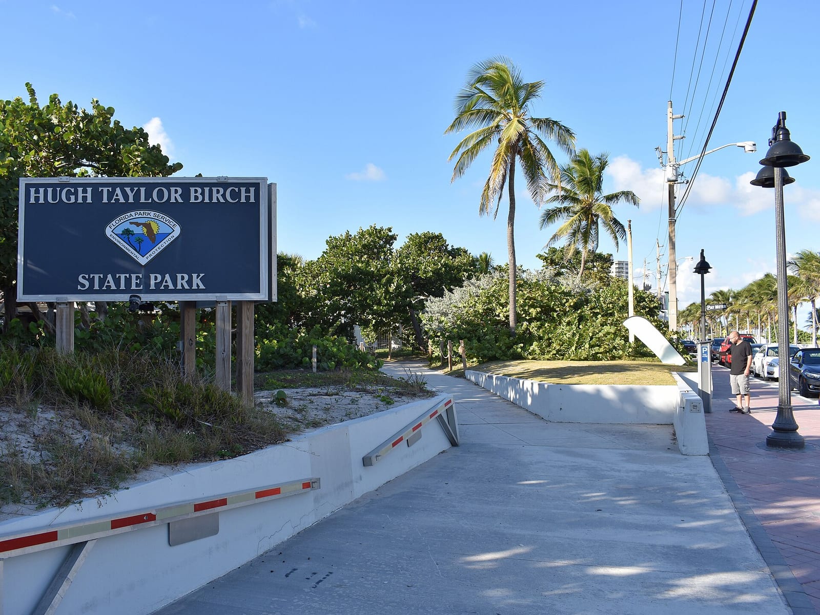 Fort Lauderdale Beach: hugh Taylor Birch State Park entrance sign and boardwalk pathway